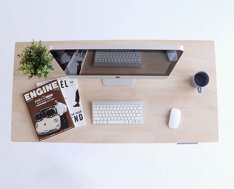 ミニマルデザイン昇降デスク｜高さ調整可能なシンプルワークスペース