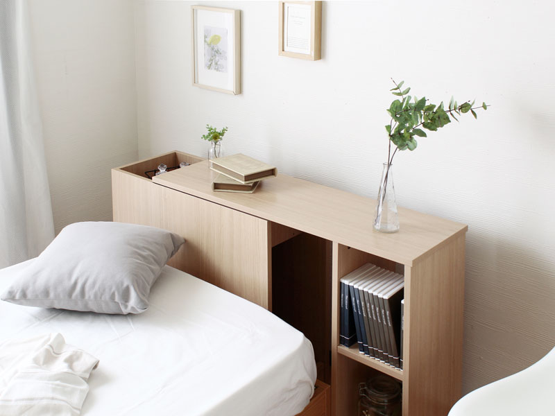 ヘッドボードやサイドデスクになる使い方豊富な収納型デスク
