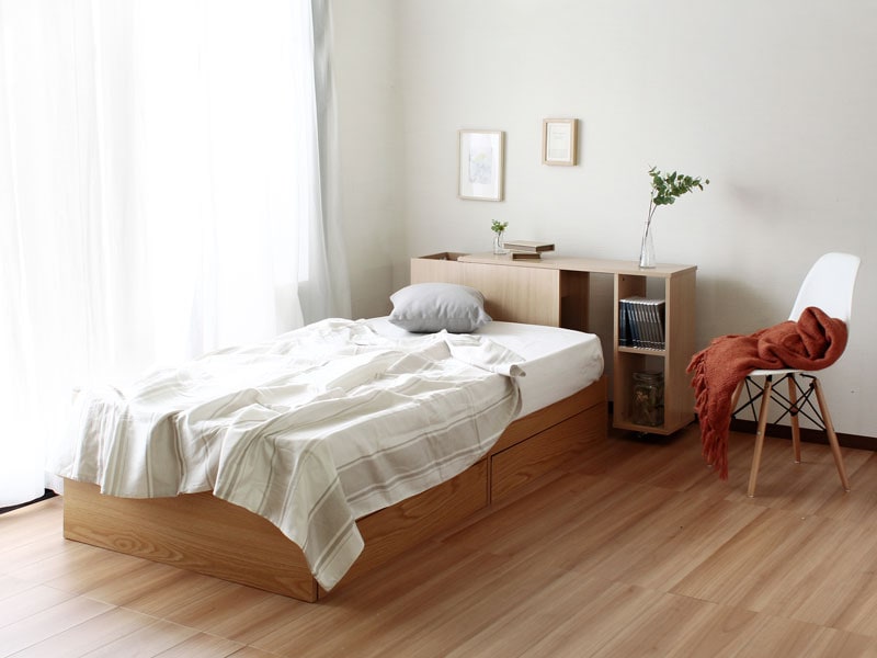 ヘッドボードやサイドデスクになる使い方豊富な収納型デスク