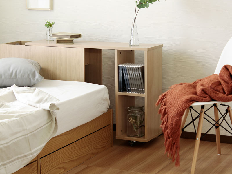 ヘッドボードやサイドデスクになる使い方豊富な収納型デスク