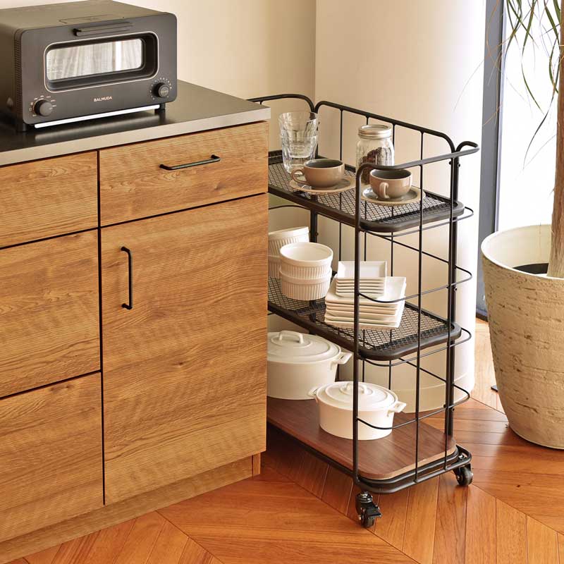 無骨な美しさを宿すインダストリアルワゴンラック｜スチール×ウッドの