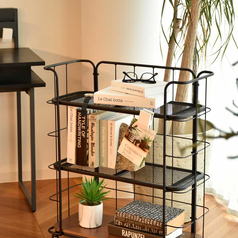 無骨な美しさを宿すインダストリアルワゴンラック｜スチール×ウッドの