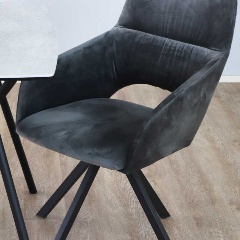 ベルベット生地の回転式ダイニングチェア｜モダン空間に映える