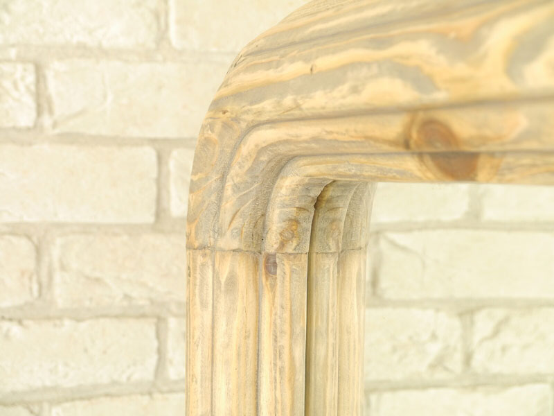 古木のようなユニークな質感が目を引くスタンドミラー