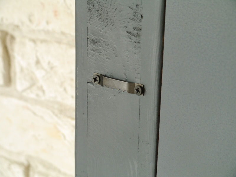 古木のようなユニークな質感が目を引くスタンドミラー