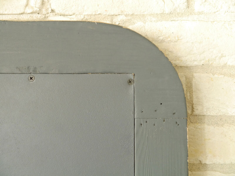 古木のようなユニークな質感が目を引くスタンドミラー