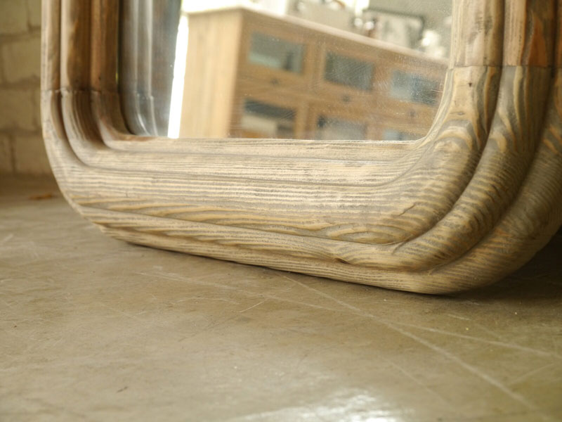 古木のようなユニークな質感が目を引くスタンドミラー