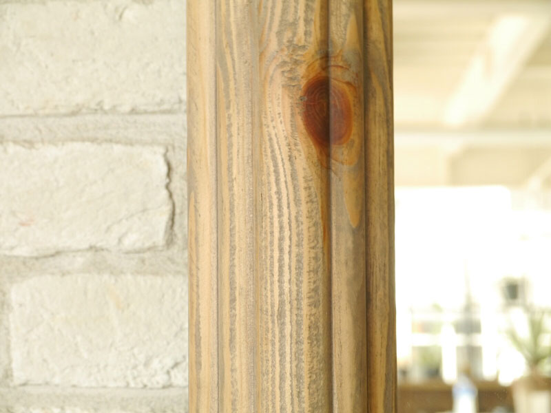 古木のようなユニークな質感が目を引くスタンドミラー