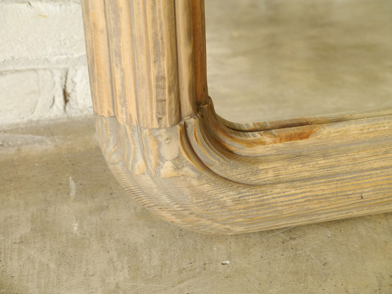 古木のようなユニークな質感が目を引くスタンドミラー