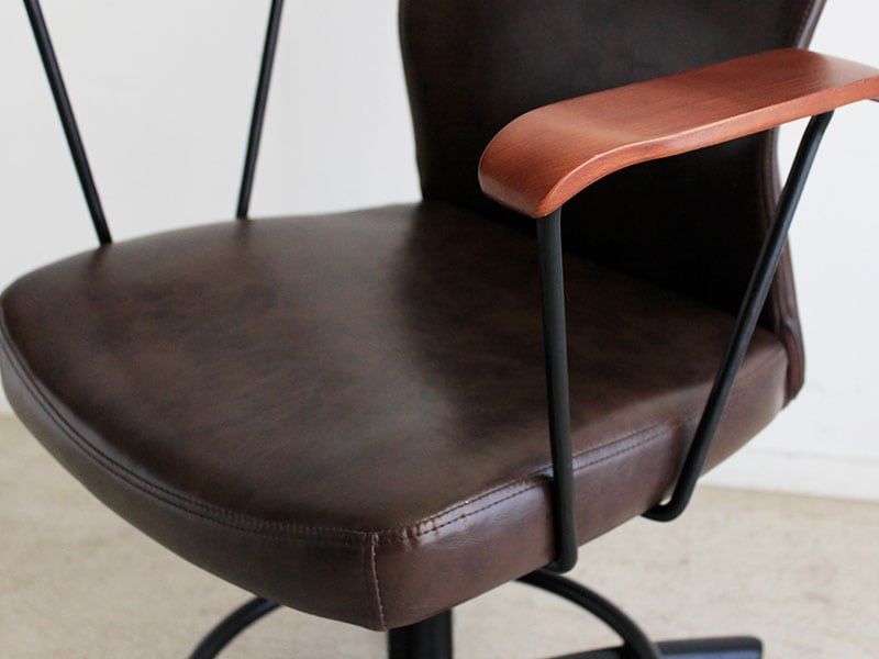 ダークブラウンの色合い 大人な印象を感じられるオフィスチェア