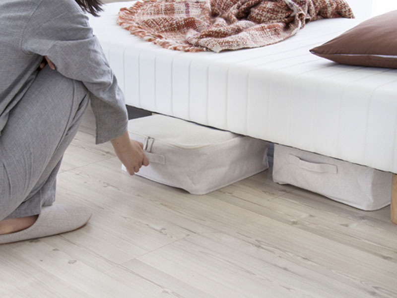 スタンダードな脚付きのシングルマットレスベッド