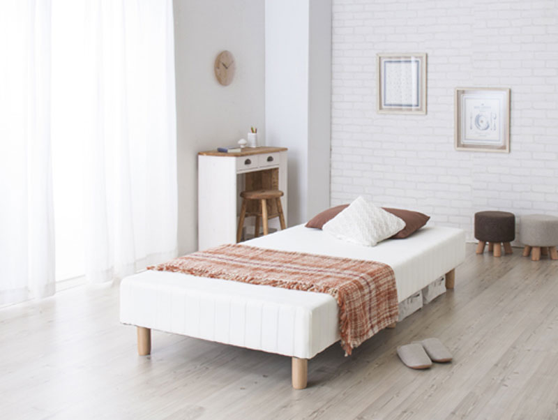 スタンダードな脚付きのシングルマットレスベッド