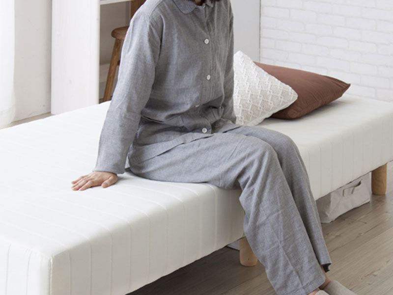 スタンダードな脚付きのシングルマットレスベッド