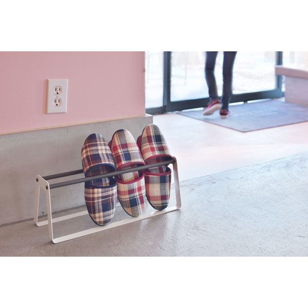 ミニマルデザインのスチール製のスリッパラック | コンパクトタイプ