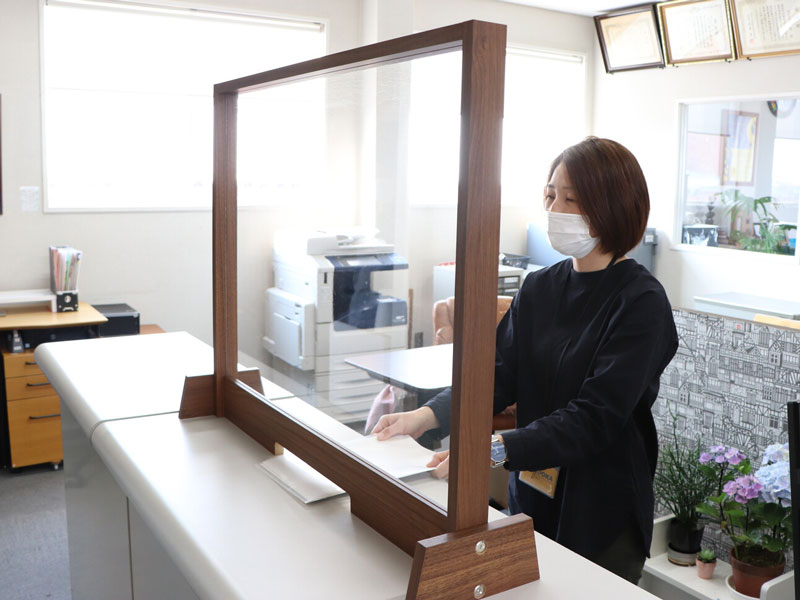 木製飛沫ガード間仕切り