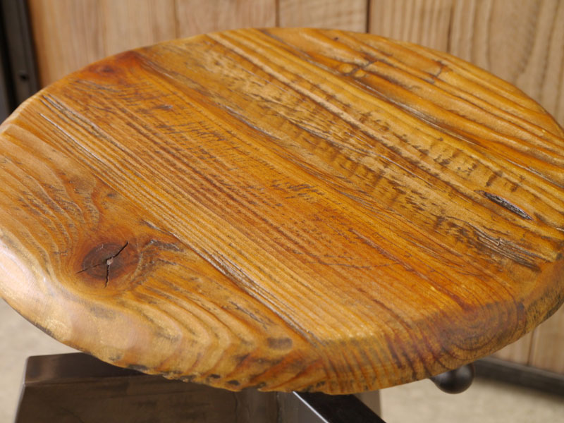 座面にオールドパインの自然仕上げを施した大人ヴィンテージスタイルのスツール｜MOSH