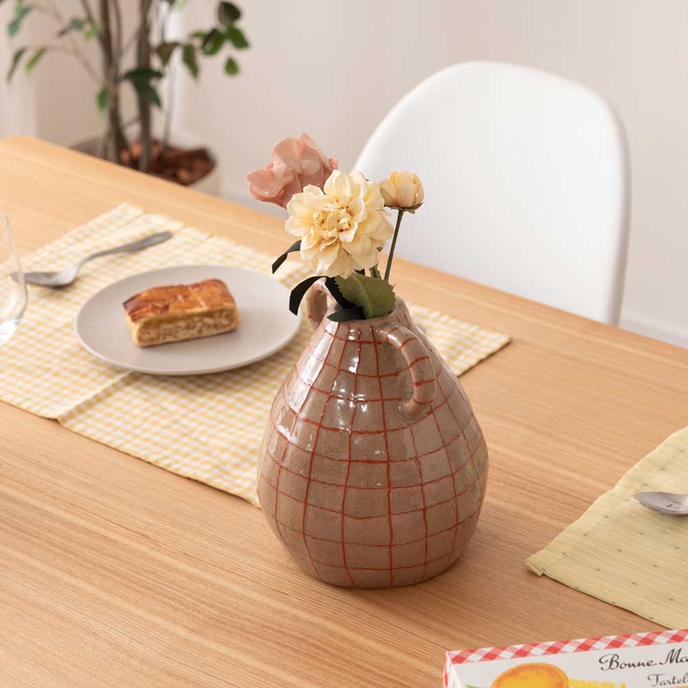クラシカルなハンドルデザインのフラワーベース｜チェック柄が
