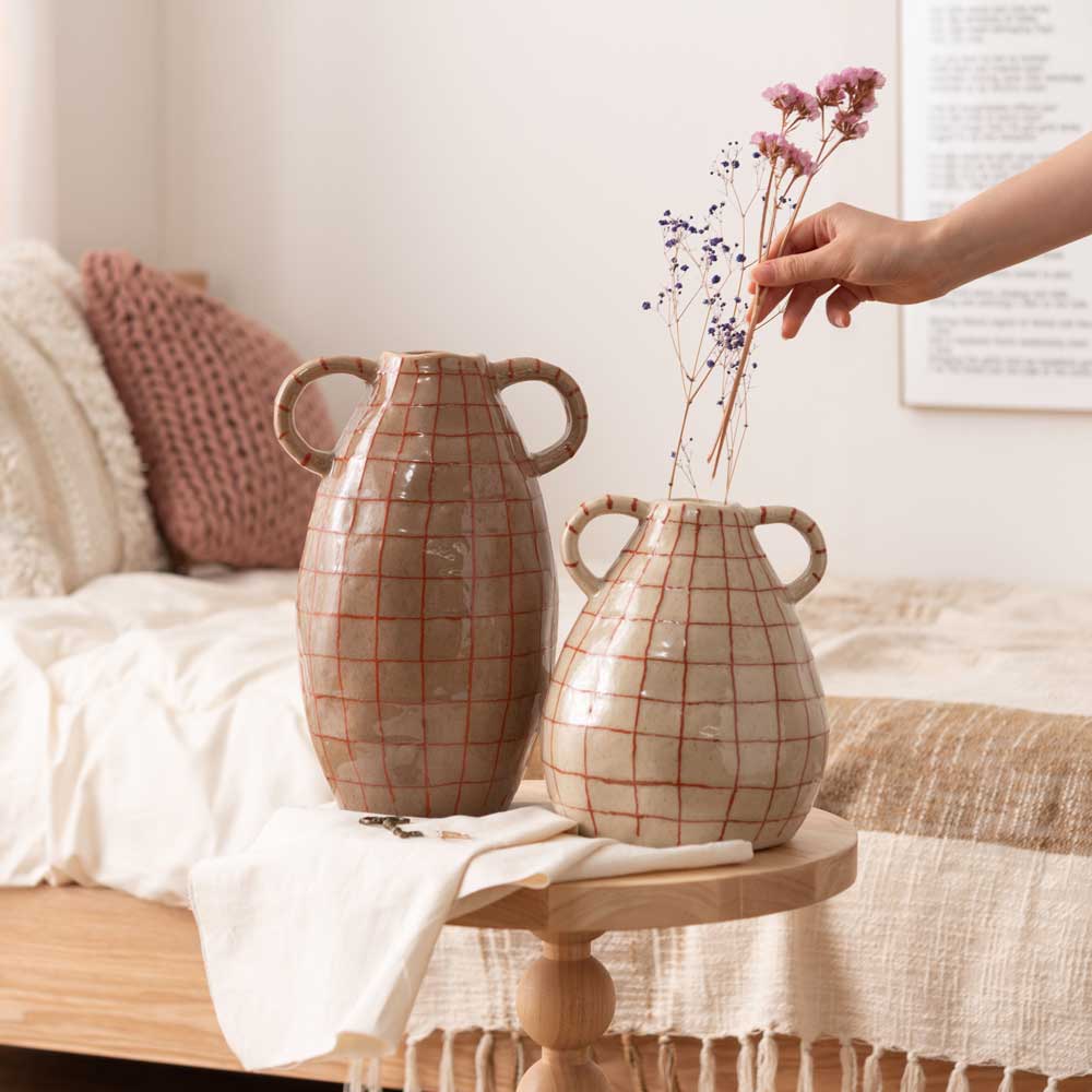 クラシカルなハンドルデザインのフラワーベース｜チェック柄が