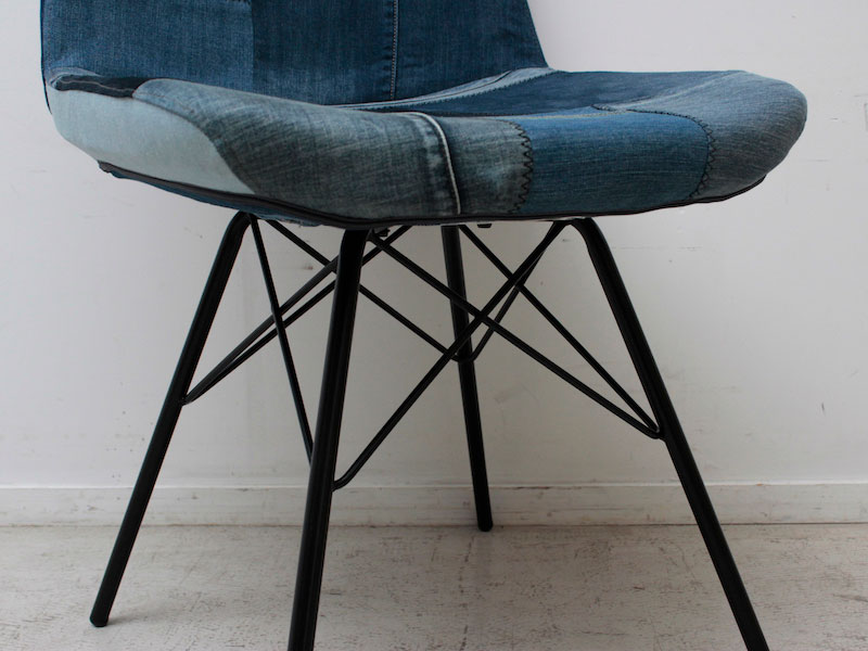 デニム生地をパッチワーク風に施した個性的なダイニングチェア