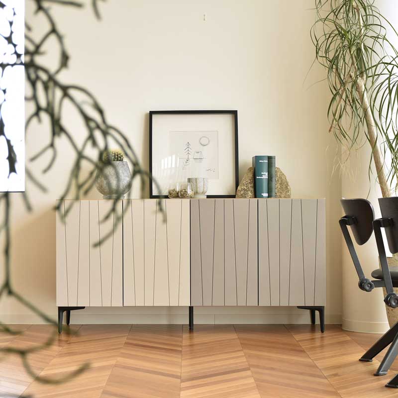 ベージュ×グレージュのおしゃれなサイドボード｜幅150cm｜デザイン扉が上品なモダンデザイン
