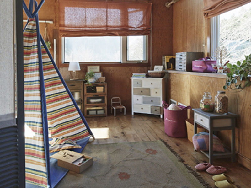 杉を使ったカフェ風のコンパクトキャビネット