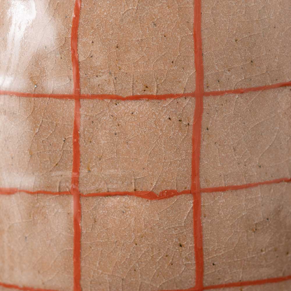 クラシカルなハンドル付きフラワーベース|チェック柄がアクセントの陶器ベース