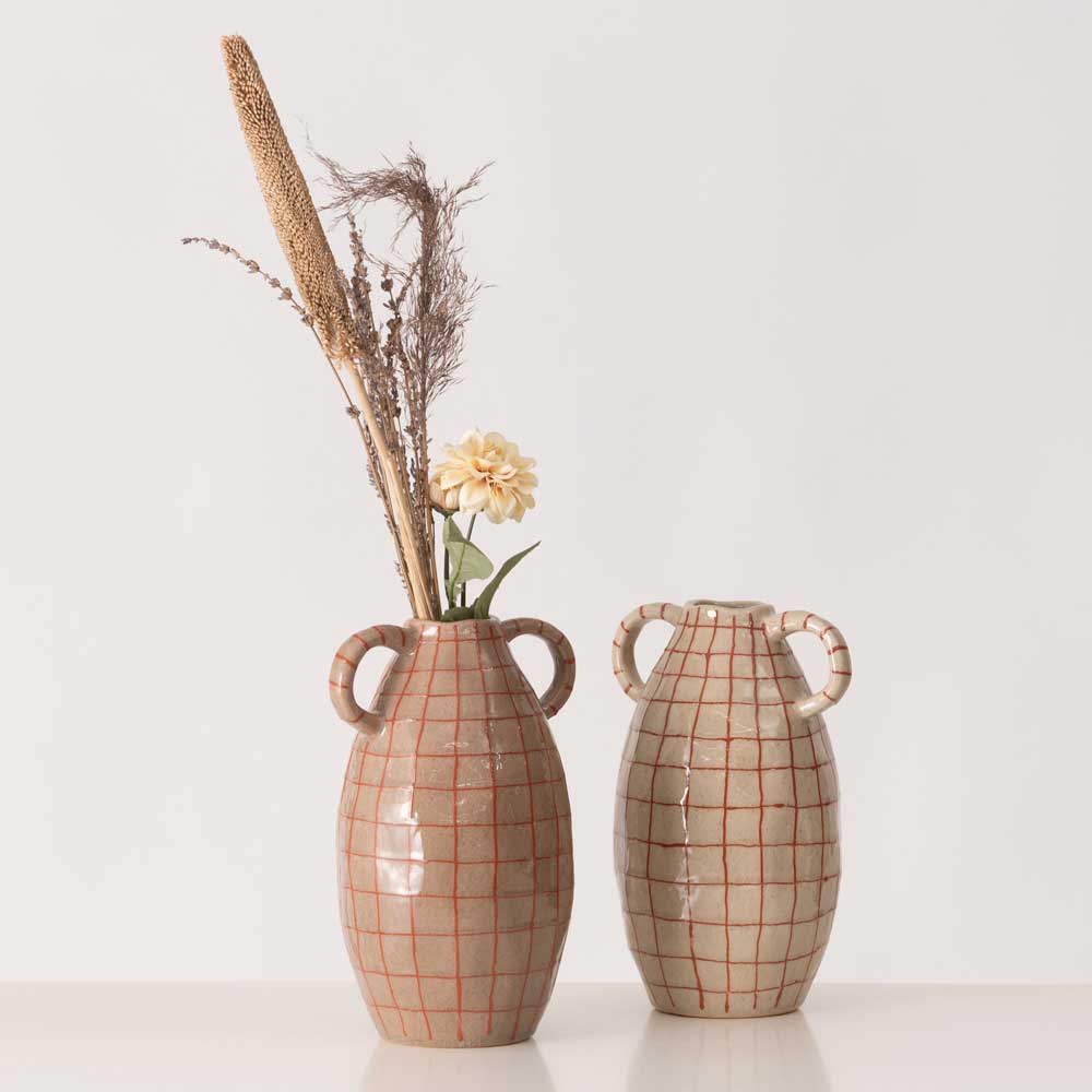 クラシカルなハンドル付きフラワーベース|チェック柄がアクセントの陶器ベース