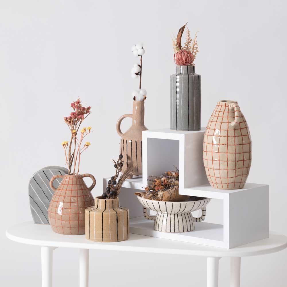 クラシカルなハンドル付きフラワーベース|チェック柄がアクセントの陶器ベース