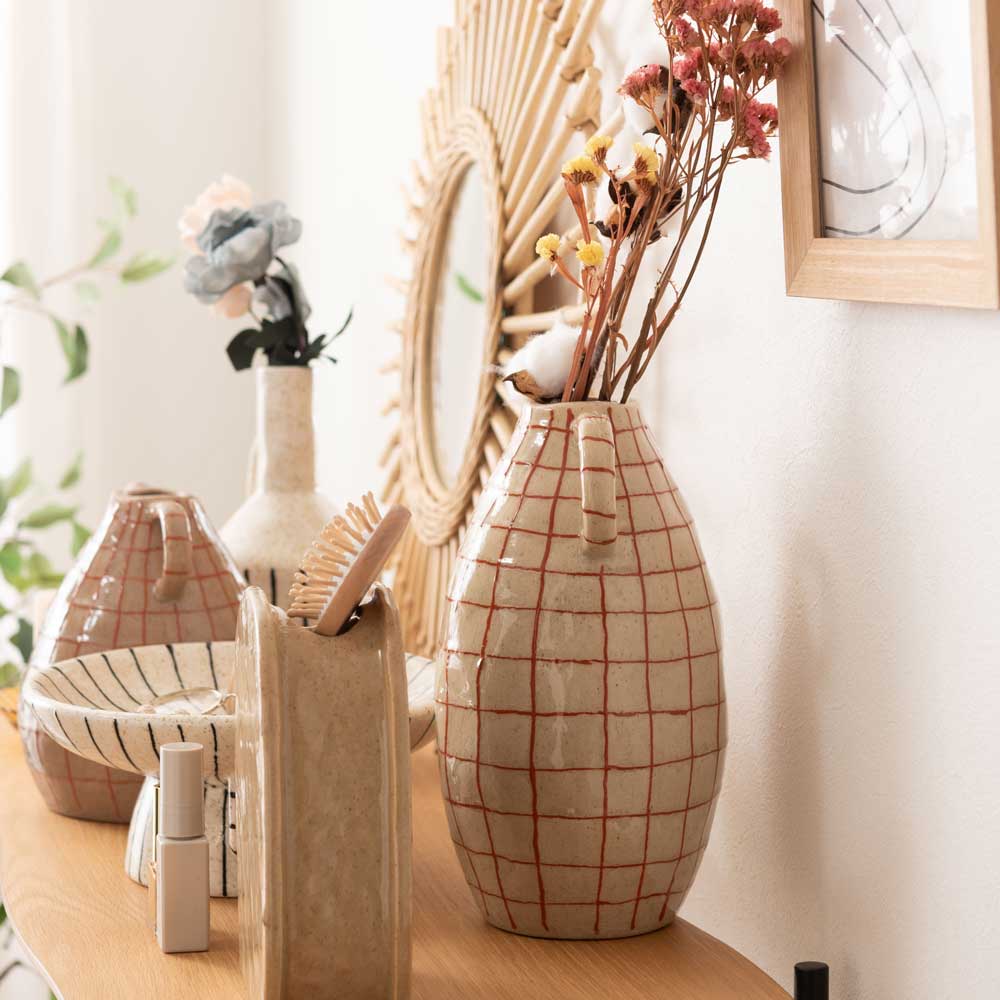 クラシカルなハンドル付きフラワーベース|チェック柄がアクセントの陶器ベース