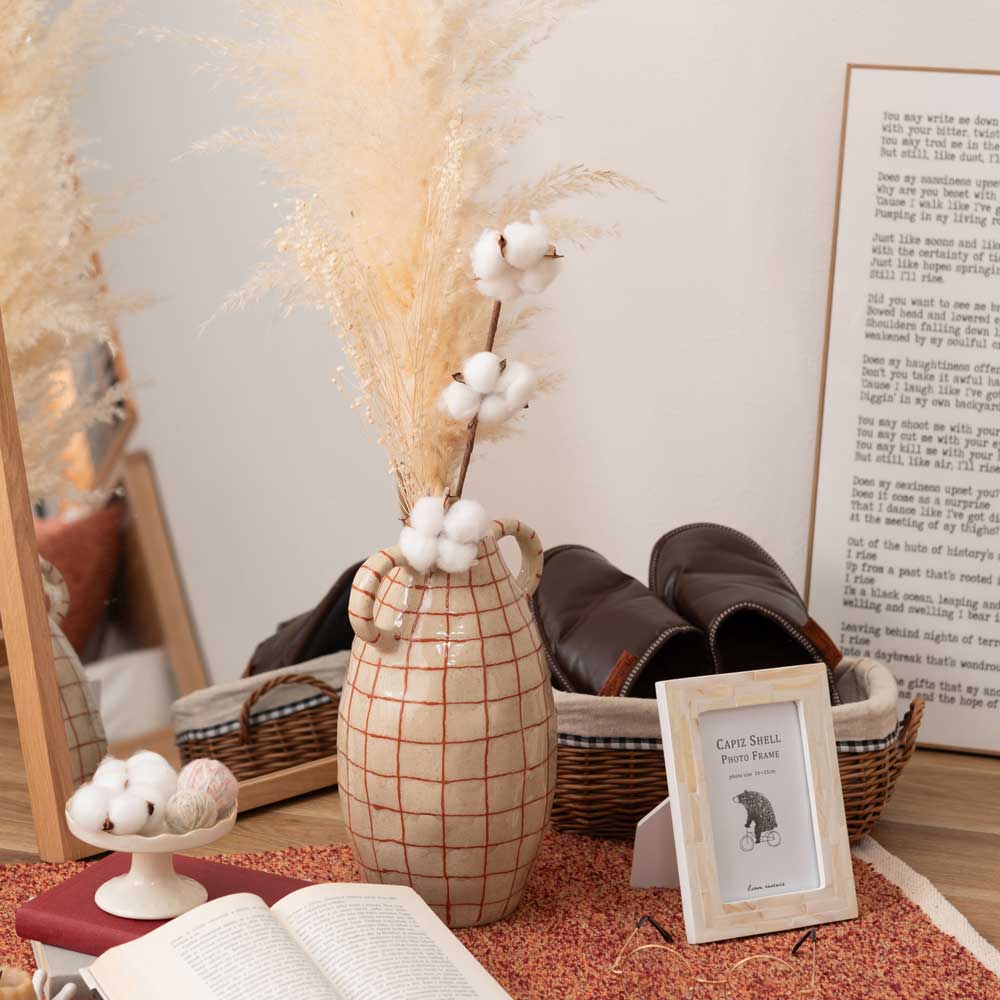 クラシカルなハンドル付きフラワーベース|チェック柄がアクセントの陶器ベース