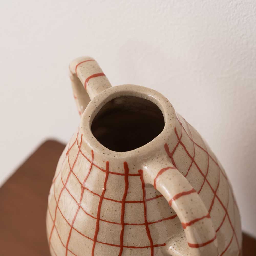 クラシカルなハンドル付きフラワーベース|チェック柄がアクセントの陶器ベース