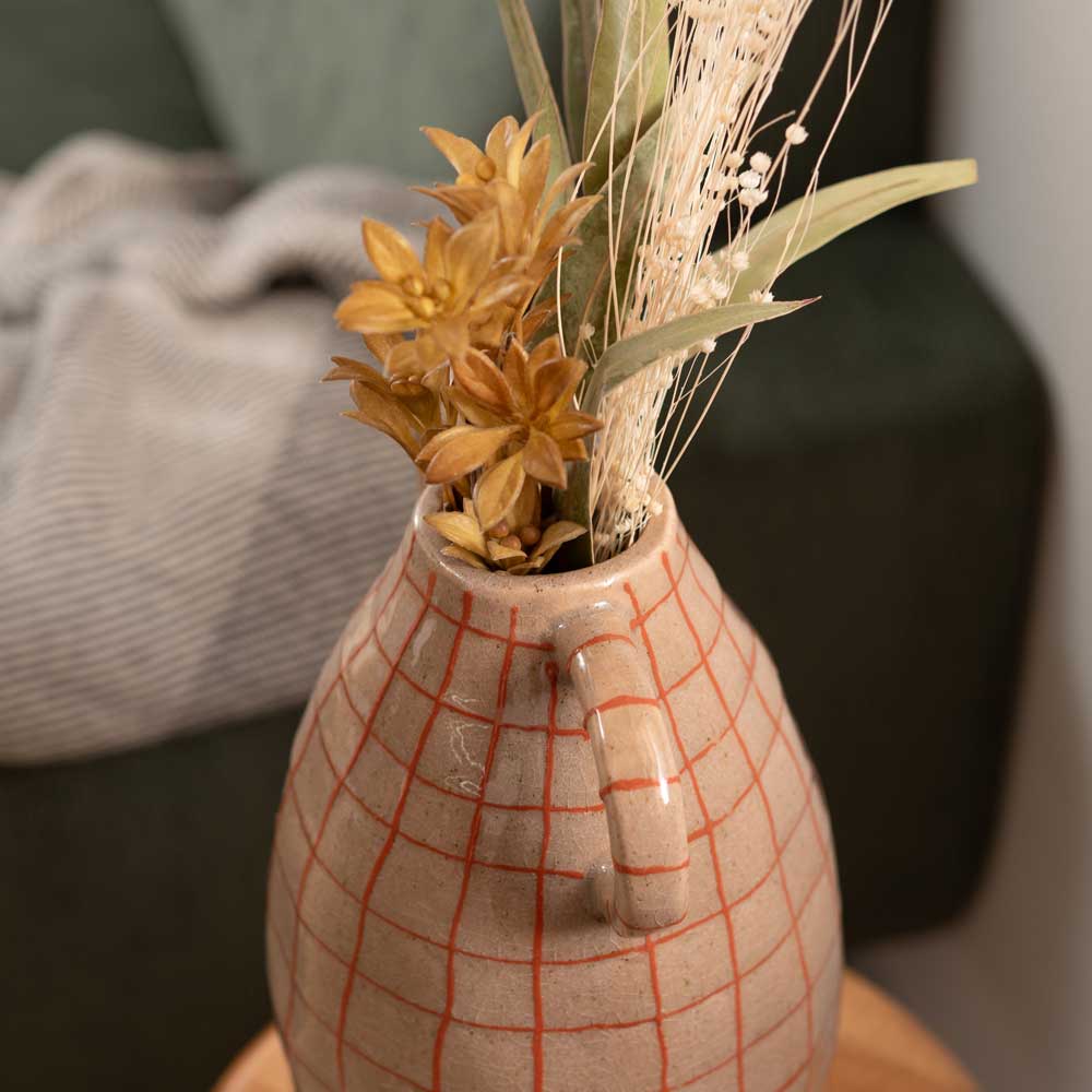 クラシカルなハンドル付きフラワーベース|チェック柄がアクセントの陶器ベース