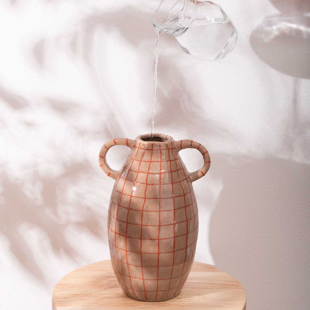 クラシカルなハンドル付きフラワーベース|チェック柄がアクセントの陶器ベース