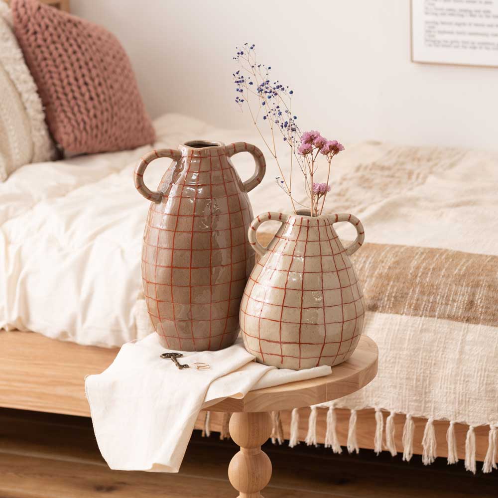 クラシカルなハンドル付きフラワーベース|チェック柄がアクセントの陶器ベース
