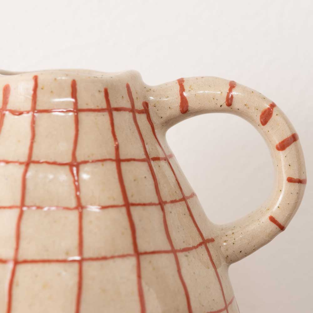 クラシカルなハンドル付きフラワーベース|チェック柄がアクセントの陶器ベース