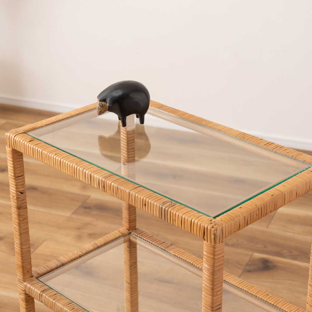 ナチュラルラタン×ガラスの3段シェルフ|気軽に魅せる天然素材の収納ラック|幅50cm