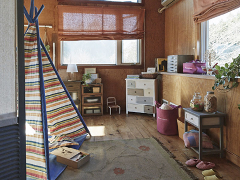 杉を使ったカフェ風のガラス扉のキャビネット