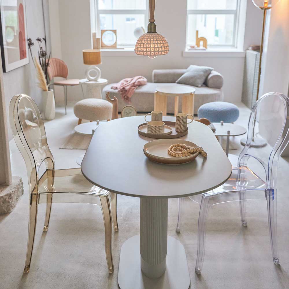 クリアカラーチェア｜透明感と曲線美が魅力のスタッキングチェア