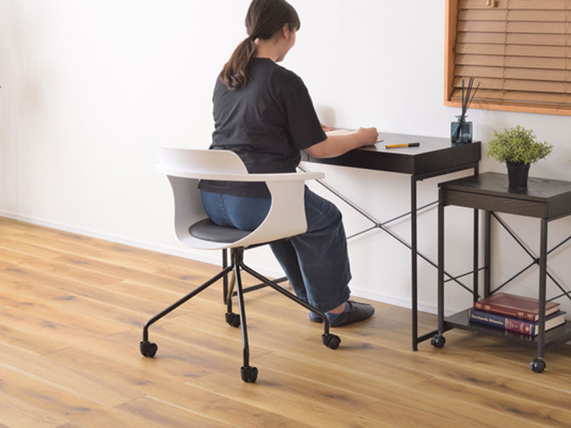 ミニマルな構造のオフィスチェア｜キャスター付き｜モダンインテリア