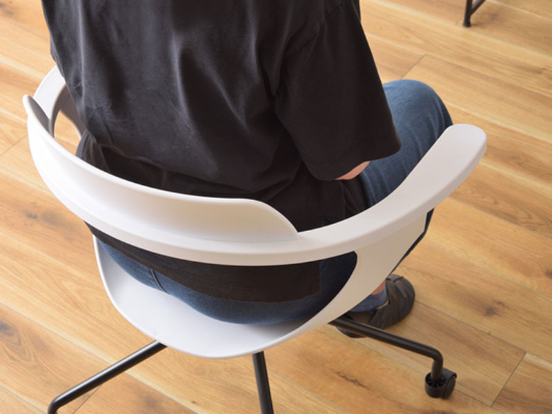 ミニマルな構造のオフィスチェア｜キャスター付き｜モダンインテリア