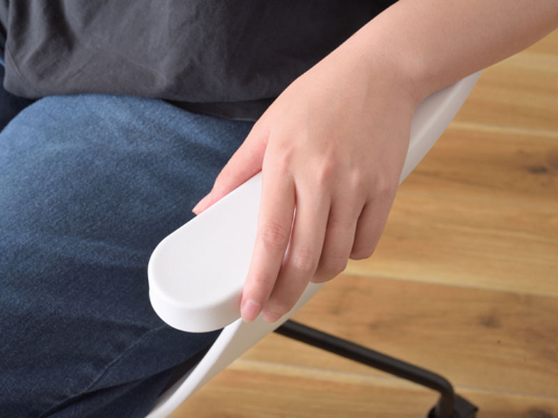 ミニマルな構造のオフィスチェア｜キャスター付き｜モダンインテリア