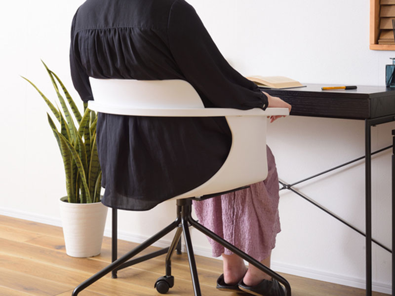 ミニマルな構造のオフィスチェア｜キャスター付き｜モダンインテリア