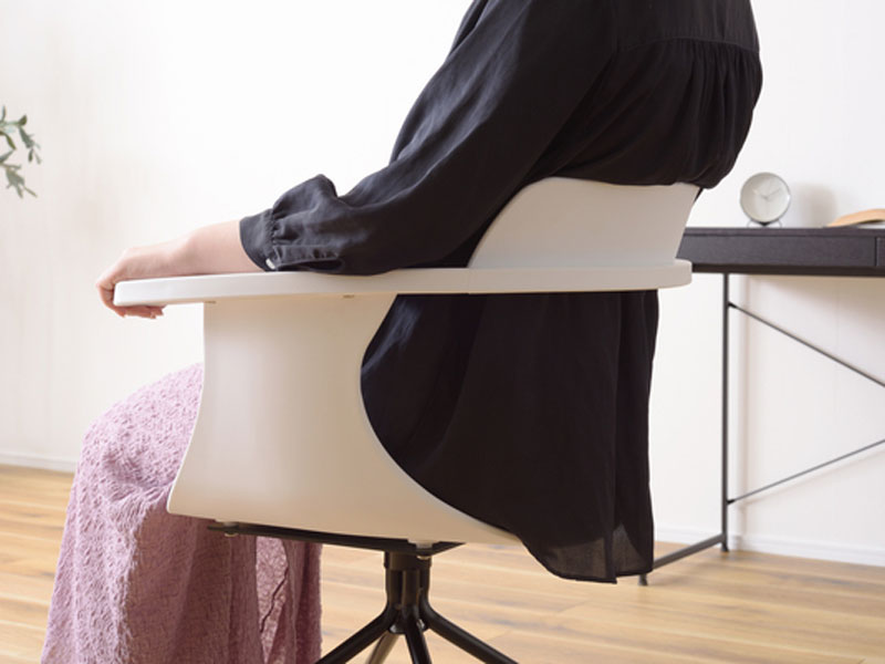 ミニマルな構造のオフィスチェア｜キャスター付き｜モダンインテリア