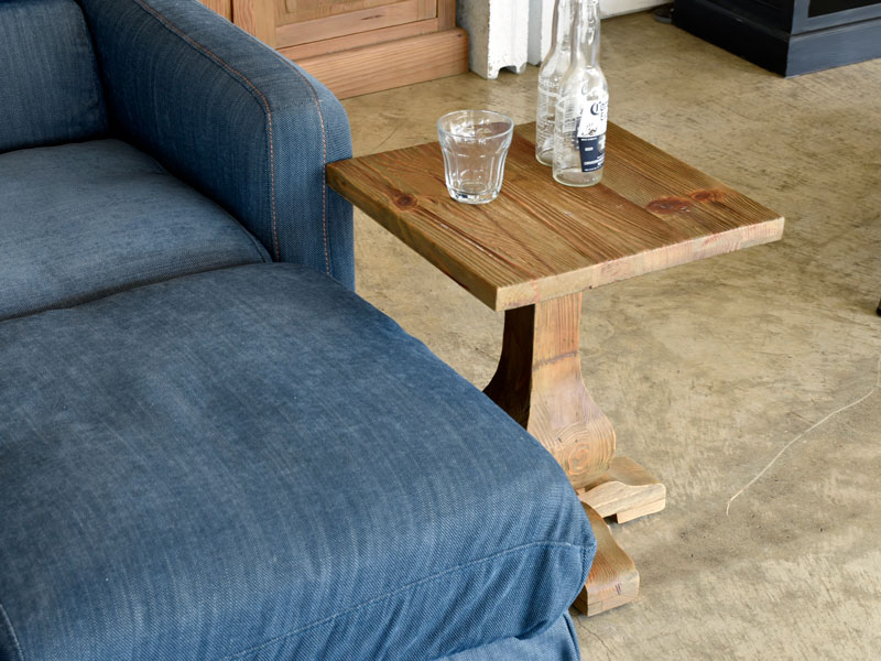 個性的な一本脚が特徴のヴィンテージ感漂うサイドテーブル|MOSH