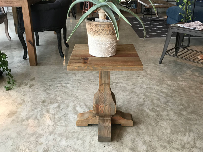 個性的な一本脚が特徴のヴィンテージ感漂うサイドテーブル|MOSH