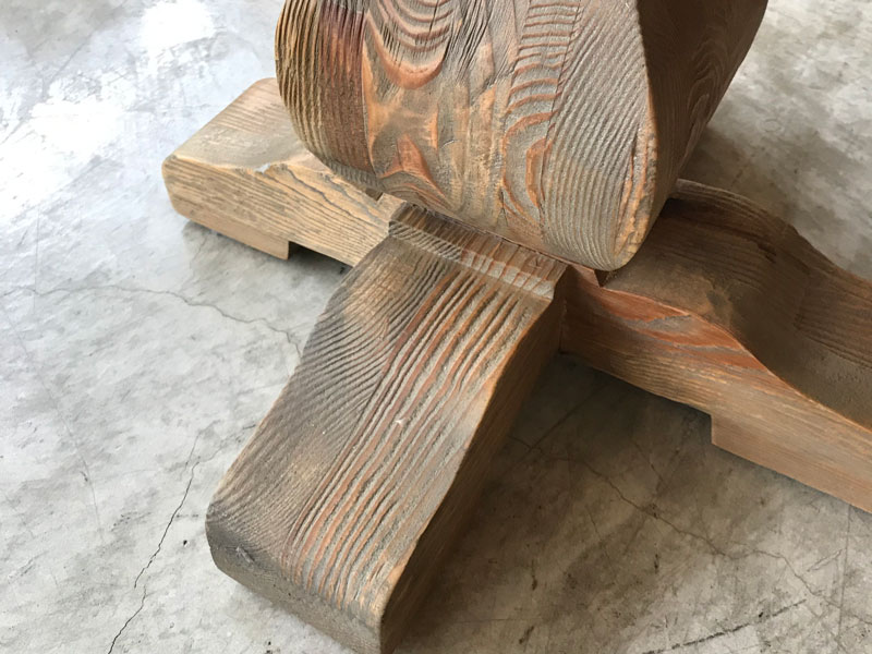 個性的な一本脚が特徴のヴィンテージ感漂うサイドテーブル|MOSH