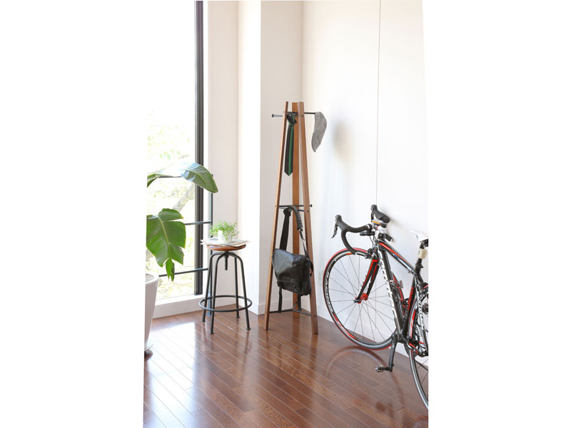 木とブラックスチールのポールハンガーBR|高さ165cm|am