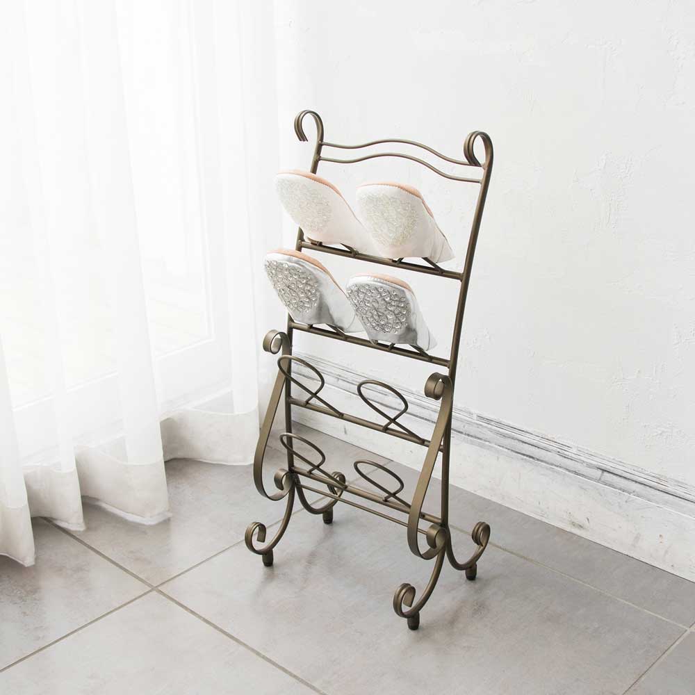 上品なアンティークゴールドのフレームが魅力のスリッパラック