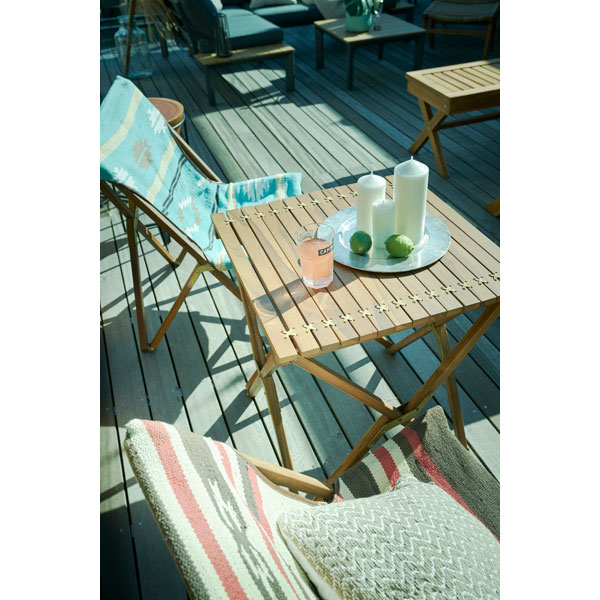 コンパクトに収納できるガーデンテーブル | アウトドアインテリア