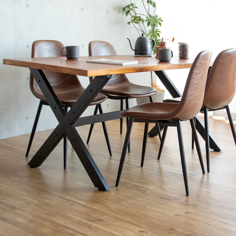 天然木の温もりと無機質なスチール脚のインダストリアルダイニング